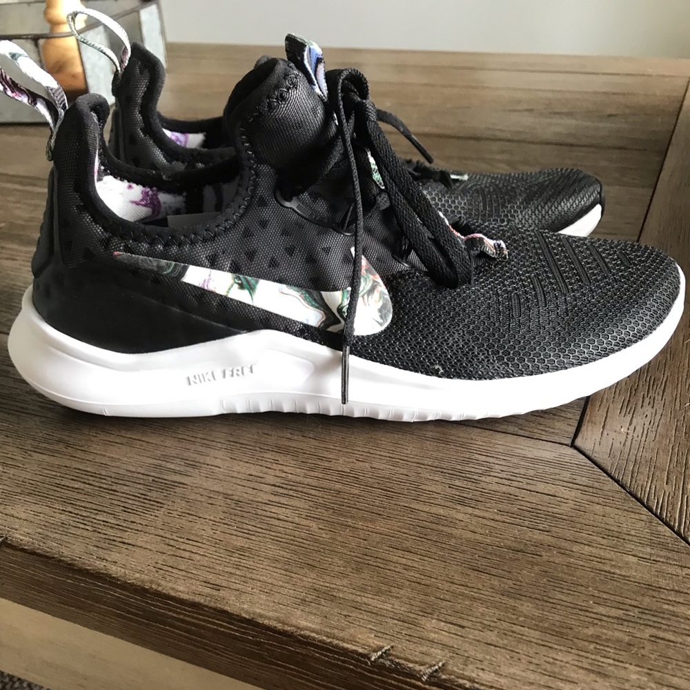 Brand new. Never worn Woman’s NIKE shoes